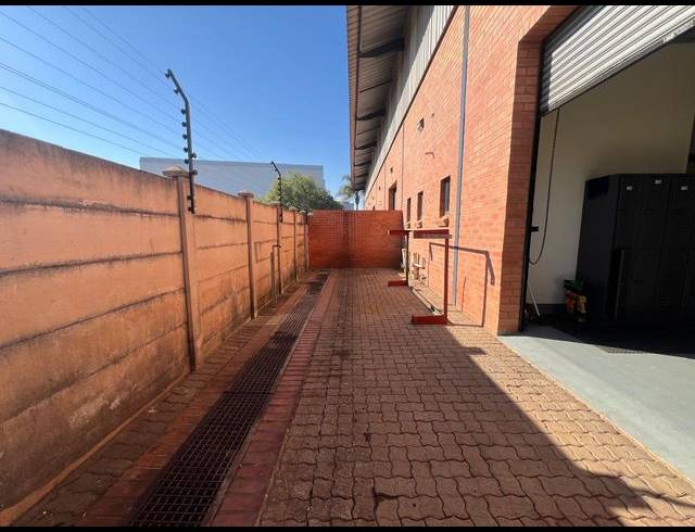 251M² WAREHOUSE TO LET IN HENNOPSPARK